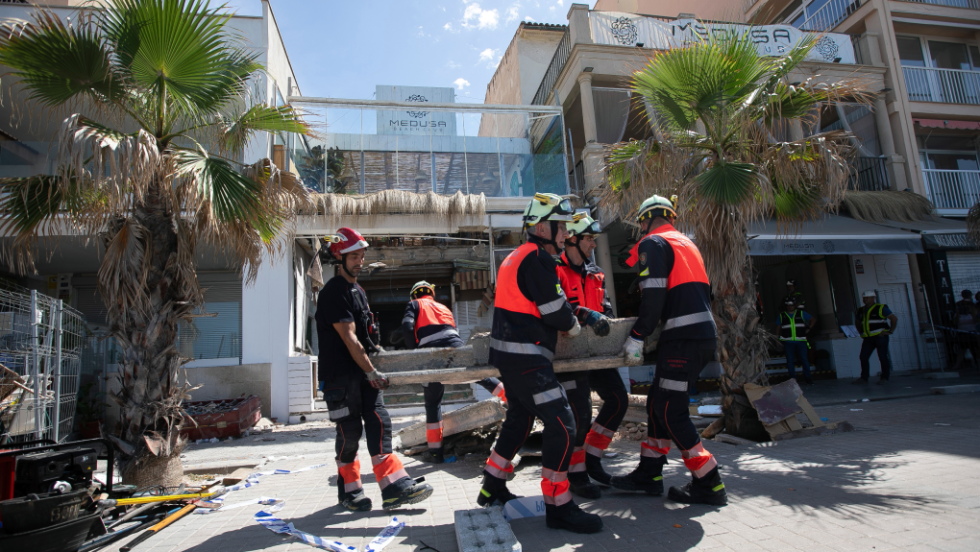 Πυροσβέστες απομακρύνουν συντρίμμια από την ταράτσα που κατέρρευσε σε κλαμπ της Μαγιόρκα